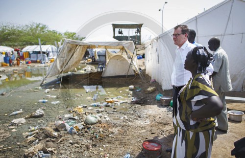 Mueller besucht Fluechtlingscamp in Suedsudan