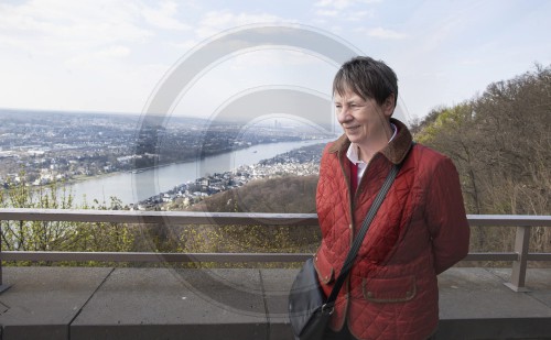 Barbara Hendriks auf de Drachenfels oberhalb des Rheins