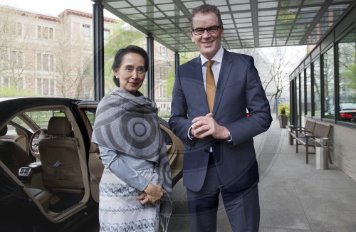 BM Mueller trifft Aung San Suu Kyi