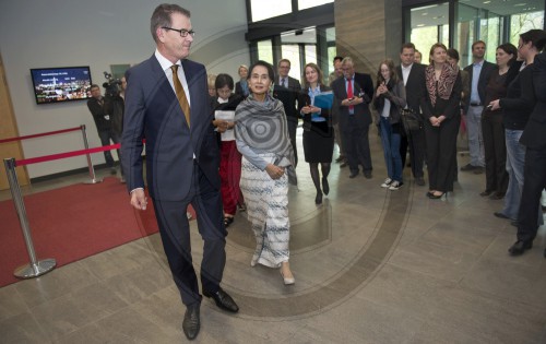 BM Mueller trifft Aung San Suu Kyi