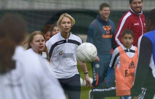 Familienministerin Schwesig spielt Fussball