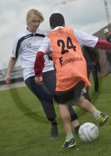 Familienministerin Schwesig spielt Fussball