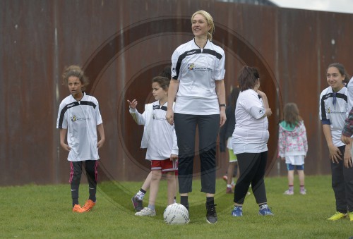 Familienministerin Schwesig spielt Fussball