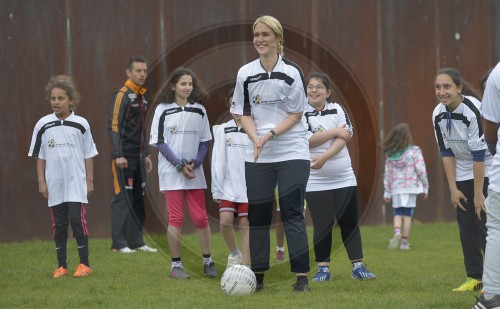 Familienministerin Schwesig spielt Fussball