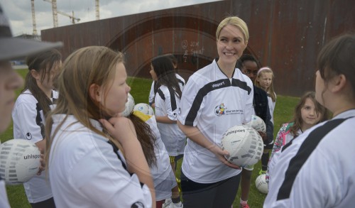 Familienministerin Schwesig spielt Fussball