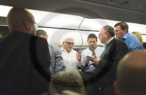 Steinmeier mit Journlaisten im Flugzeug