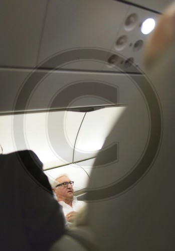 Steinmeier mit Journlaisten im Flugzeug