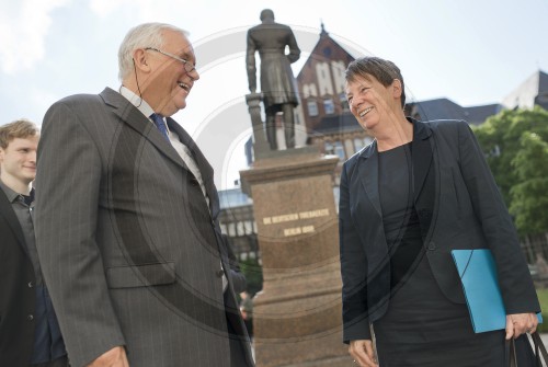 BM Hendricks besucht Humboldt-Universitaet