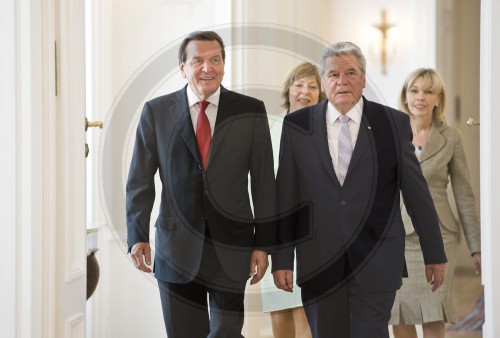 Gauck empfaengt Gerhard Schroeder