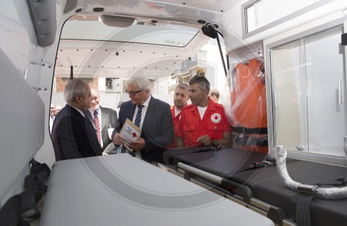 Bundesaussenminister Frank-Walter Steinmeier, SPD, bei der Uebergabe eines Krankenwagens