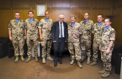 Bundesaussenminister Frank-Walter Steinmeier, SPD , Gespraech mit Soldatinnen und Soldaten des Marinekontingents der UNIFIL-Mission