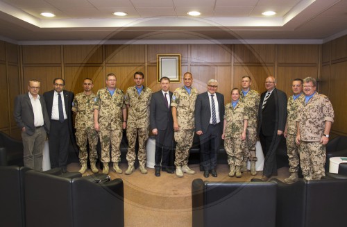 Bundesaussenminister Frank-Walter Steinmeier, SPD , Gespraech mit Soldatinnen und Soldaten des Marinekontingents der UNIFIL-Mission