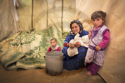 Syrische Frau mit Kindern im Fluechtlingslager Barr Elias