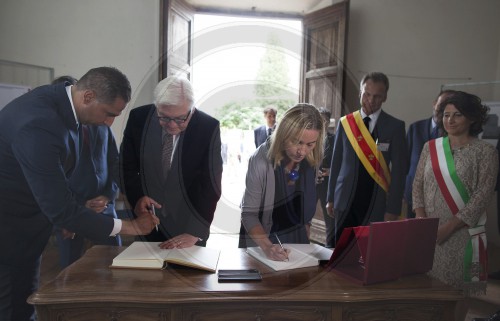 Bundesaussenminister Frank-Walter Steinmeier, SPD und Federica Mogherini, Aussenministerin der Republik Italien, in Civitella in Val di Chiana