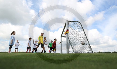 Schueler beim Fussball