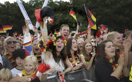 Fussballfans auf der Fanmeile