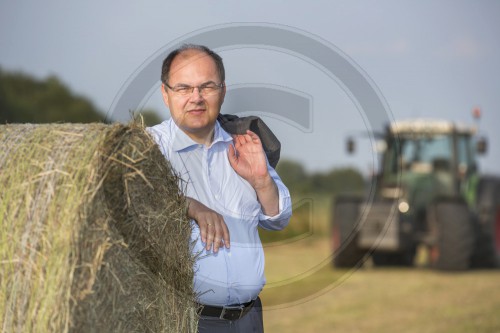 Christian Schmidt bei der Heuernte