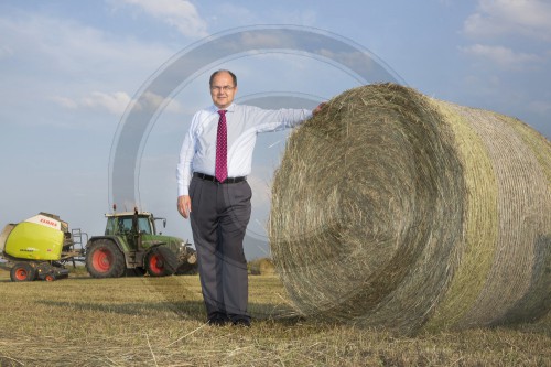 Christian Schmidt bei der Heuernte