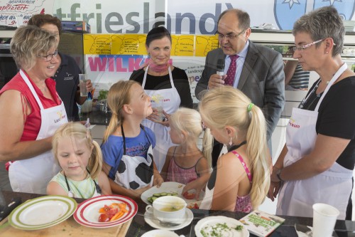 Christian Schmidt kocht mit Kindern