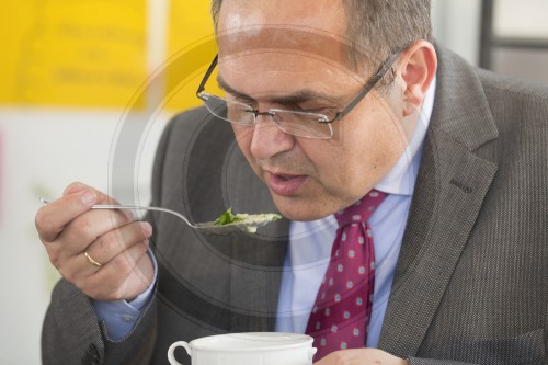 Christian Schmidt isst Suppe