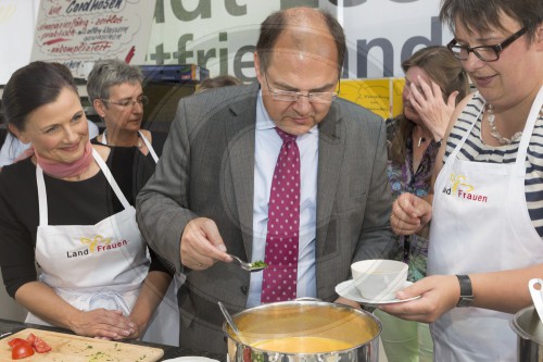 Christian Schmidt kocht mit Landfrauen