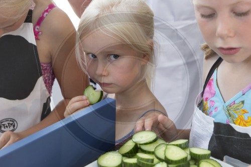 Ein Kind isst Gurke