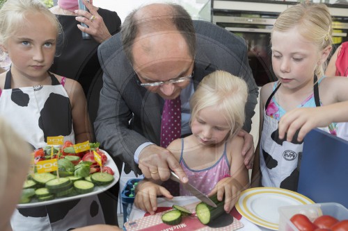 Christian Schmidt kocht mit Kindern