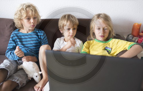 Jungs mit einem Laptop