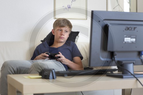Jugendlicher spielt Computer