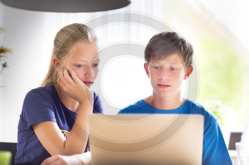 Teenagers mit einem Laptop