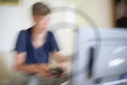 Jugendlicher spielt Computer