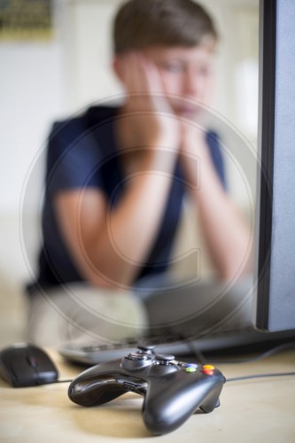 Jugendlicher spielt Computer