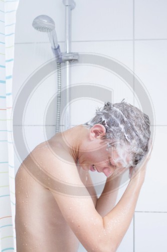 Jugendlicher unter der Dusche