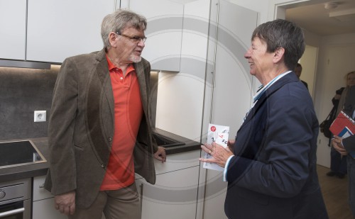 Barbara Hendricks, SPD, Bundesministerin fuer Umwelt, Naturschutz, Bau und Reaktorsicherheit besucht VIVAWEST Zukunftshaus in Bottrop