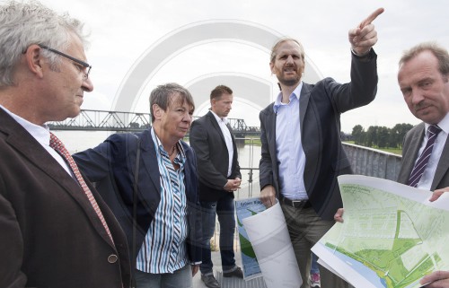 Barbara Hendricks, SPD, Bundesministerin fuer Umwelt, Naturschutz, Bau und Reaktorsicherheit besucht das Projekt Rheinpark