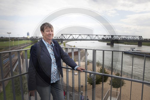 Barbara Hendricks, SPD, Bundesministerin fuer Umwelt, Naturschutz, Bau und Reaktorsicherheit besucht das Projekt Rheinpark