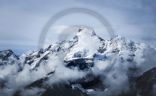 Schneebecktes Bergmassiv