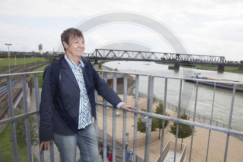 Barbara Hendricks, SPD, Bundesministerin fuer Umwelt, Naturschutz, Bau und Reaktorsicherheit besucht das Projekt Rheinpark