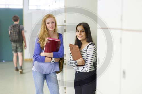 Schuelerinnen einer integrierten Gesamtschule