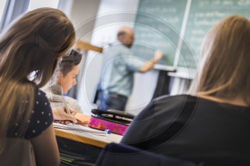 Schuelerin wahrend einer Unterrichtsstunde