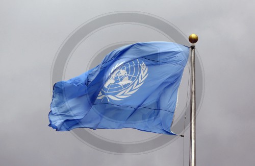 UN Flagge vor grauen Wolken