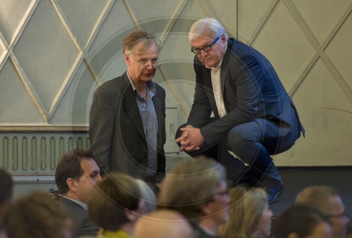 19.10.2014: BM Steinmeier bei Werkstattgespraech im Gorki-Theater