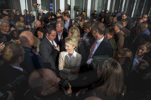 Ursula von der Leyen waehrend Feueralarm