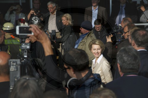 Ursula von der Leyen waehrend Feueralarm