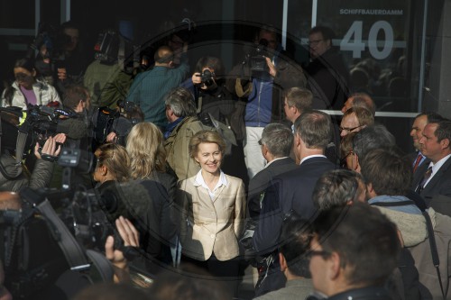 Ursula von der Leyen waehrend Feueralarm