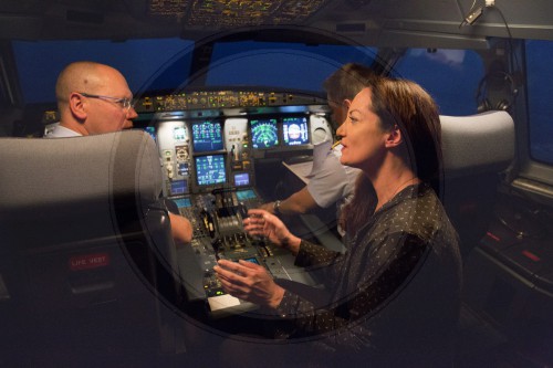 Natalia Woerner im Cockpit des Regierungsfliegers