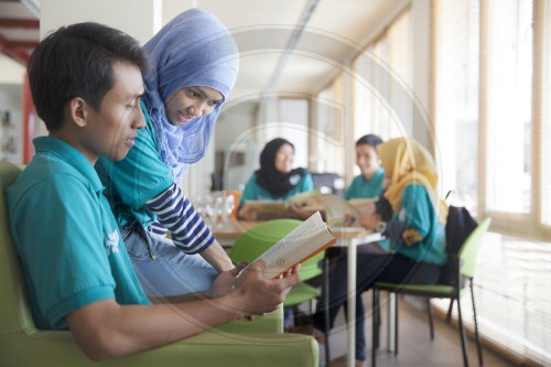 Lesende Schueler in einer Bibliothek in Jakarta