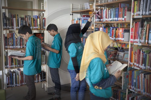 Lesende Schueler in einer Bibliothek in Jakarta