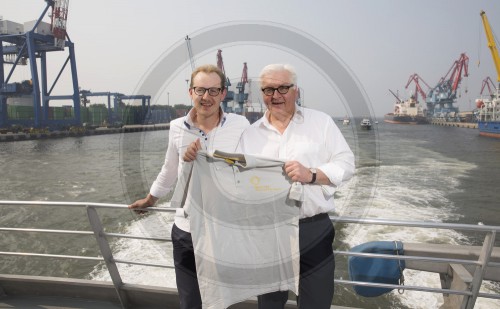 Simon Roessler und Bundesaussenminister Frank-Walter Steinmeier, SPD