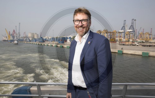 Dr. Andreas Goergen, Leiter der Abteilung fuer Kultur und Kommunikation im Auswaertigen Amt bei einer Hafenrundfahrt